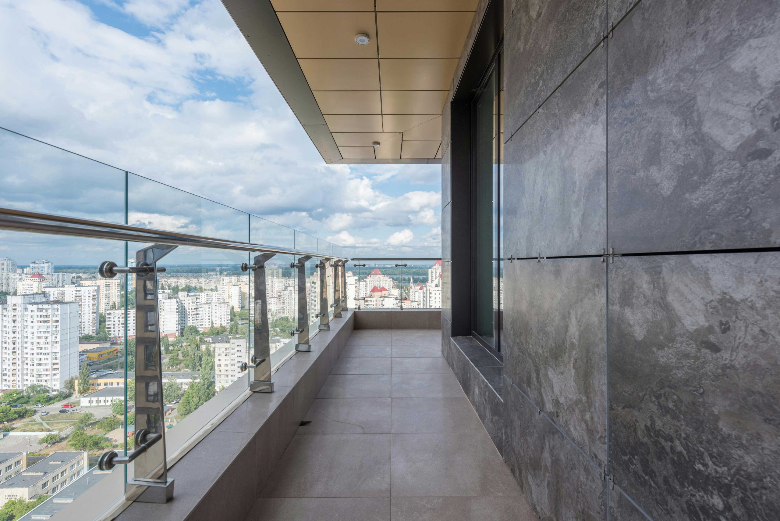 Terraza de una promoción residencial contemporánea