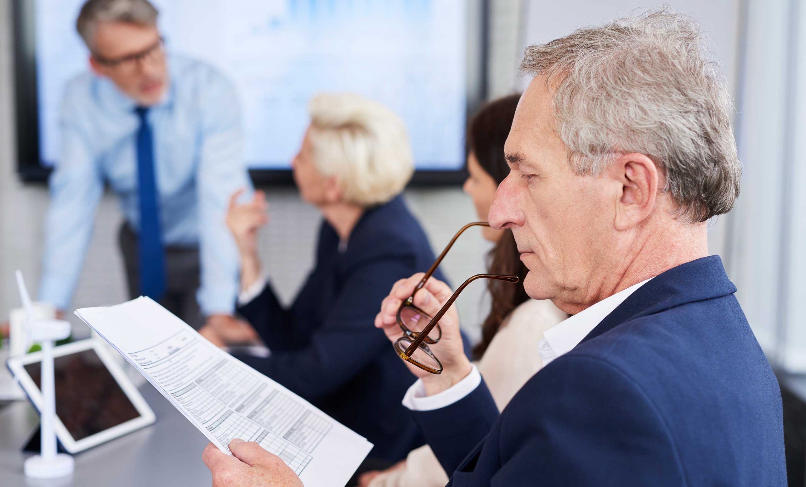 Profesional analizando una inversión inmobiliaria