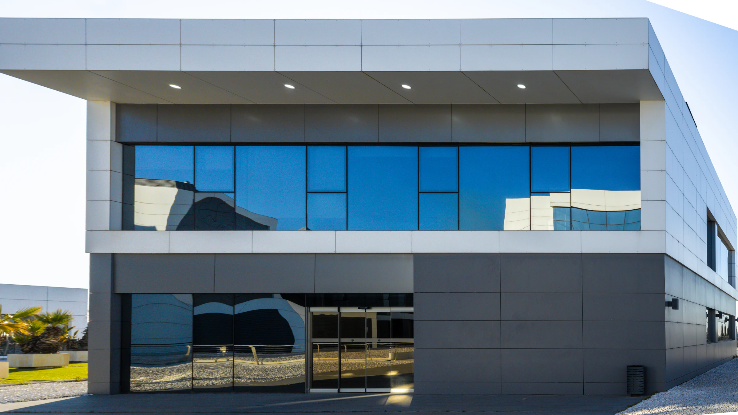 Arquitectura corporativa contemporánea con fachada de vidrio azul
